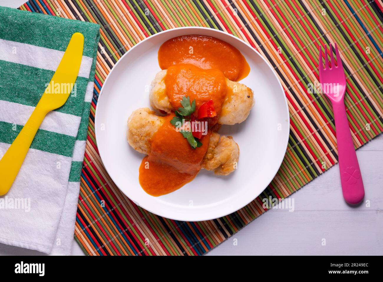Filetto di nasello in pastella con salsa di pomodoro. Foto Stock