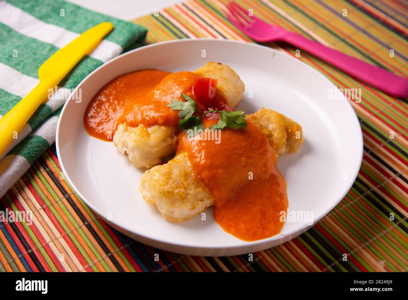 Filetto di nasello in pastella con salsa di pomodoro. Foto Stock