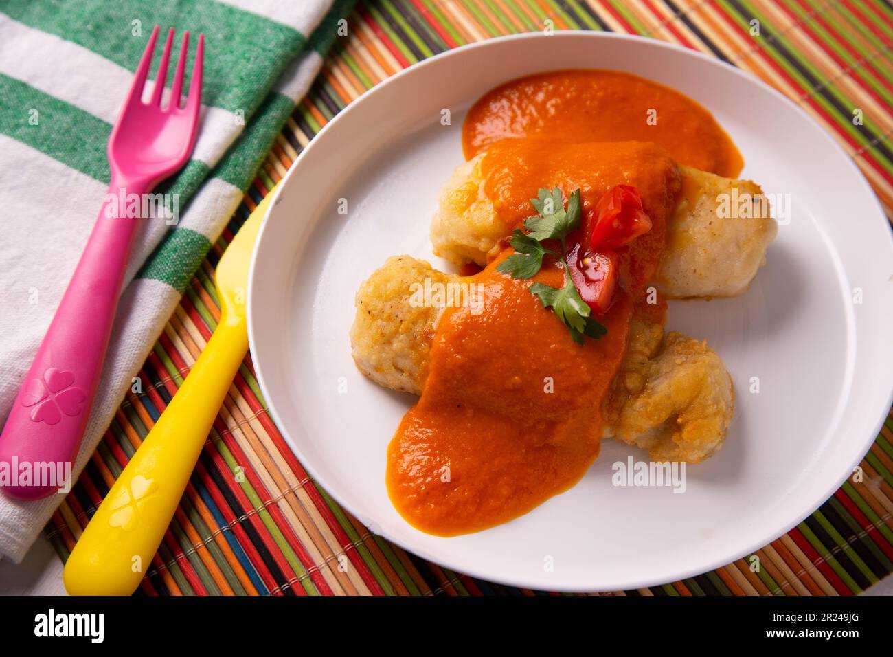 Filetto di nasello in pastella con salsa di pomodoro. Foto Stock