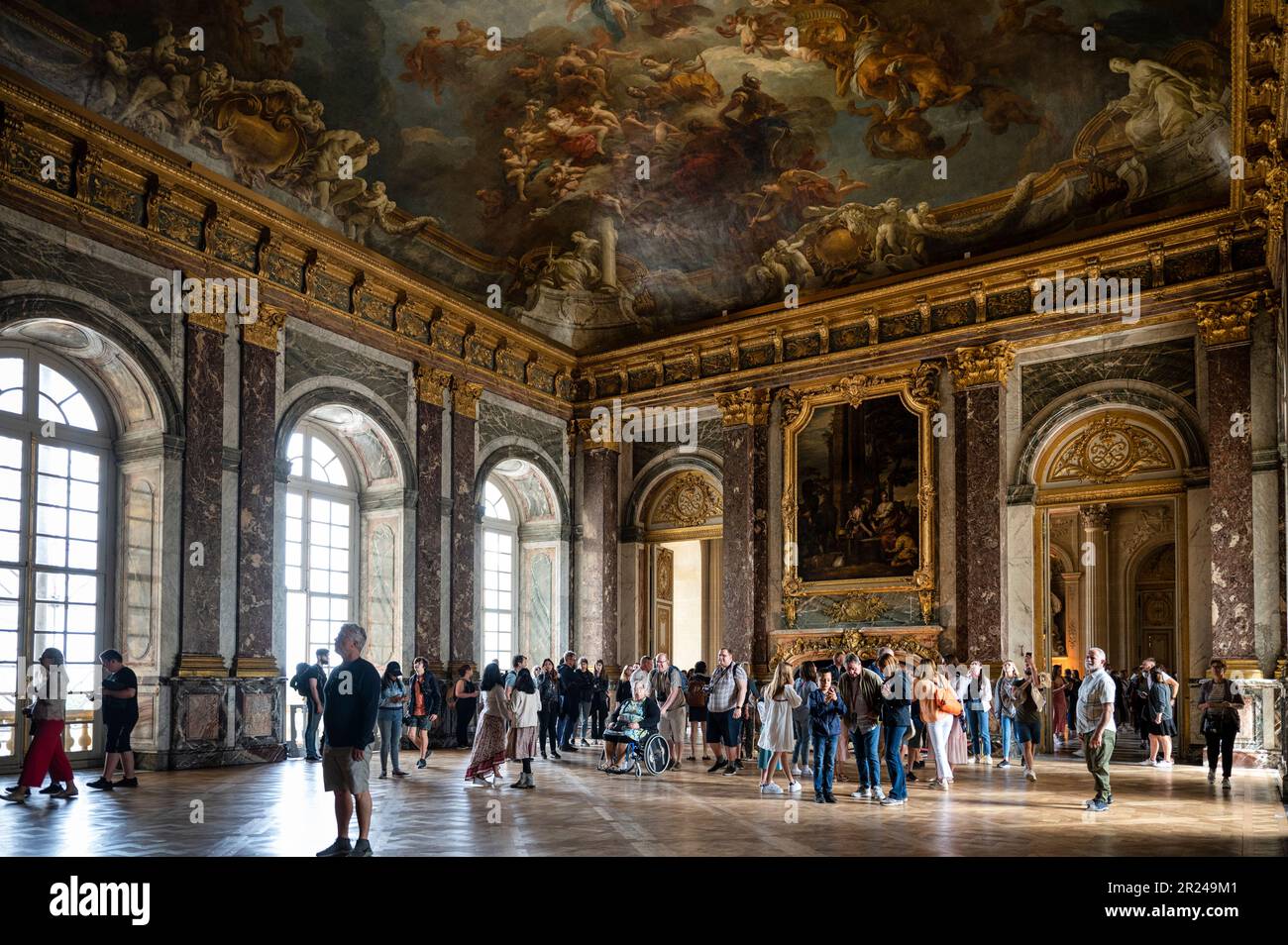 Versailles, Francia - 11 giugno 2022: I visitatori ammirano l'arte all'interno della Reggia di Versailles Foto Stock