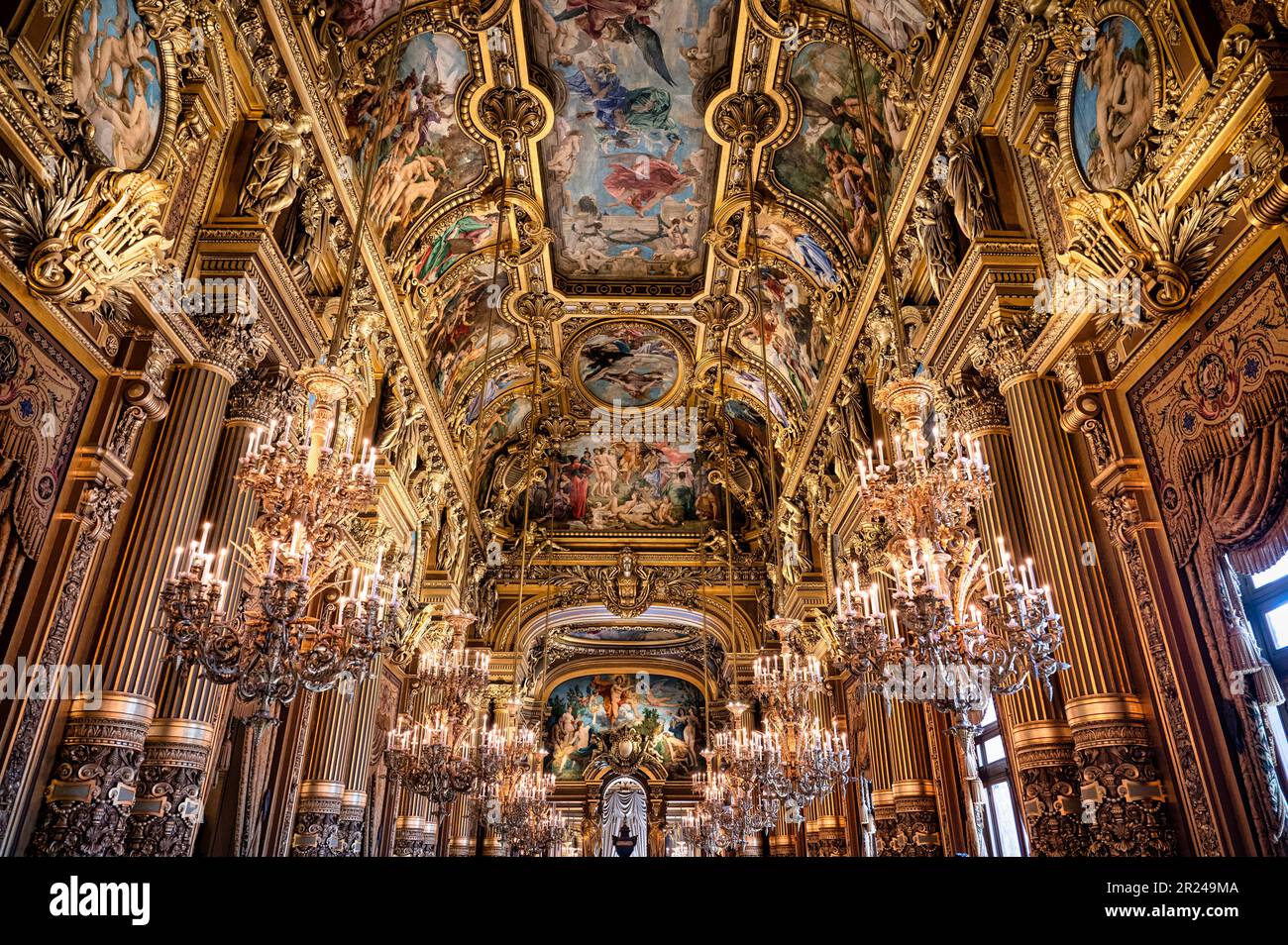 Parigi, Francia - 11 giugno 2022: Vista sul Salon Du Glacier Foyer all'interno del Palais Garnier Foto Stock