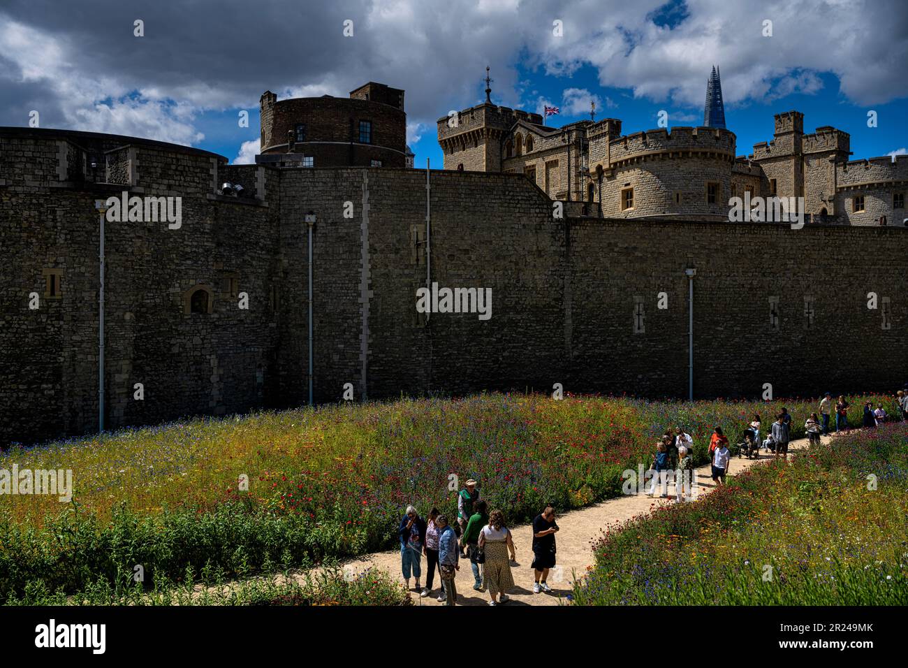 Londra, Inghilterra - 28 giugno 2022: Visitatori che ammirano i fiori fuori dalla Torre di Londra Foto Stock