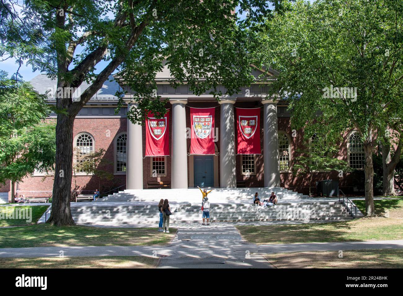 Boston, ma, USA-Settembre 2022; Vista su Harvard Yard della Harvard University verso la Memorial Church con i banner universitari appesi tra le colonne Foto Stock