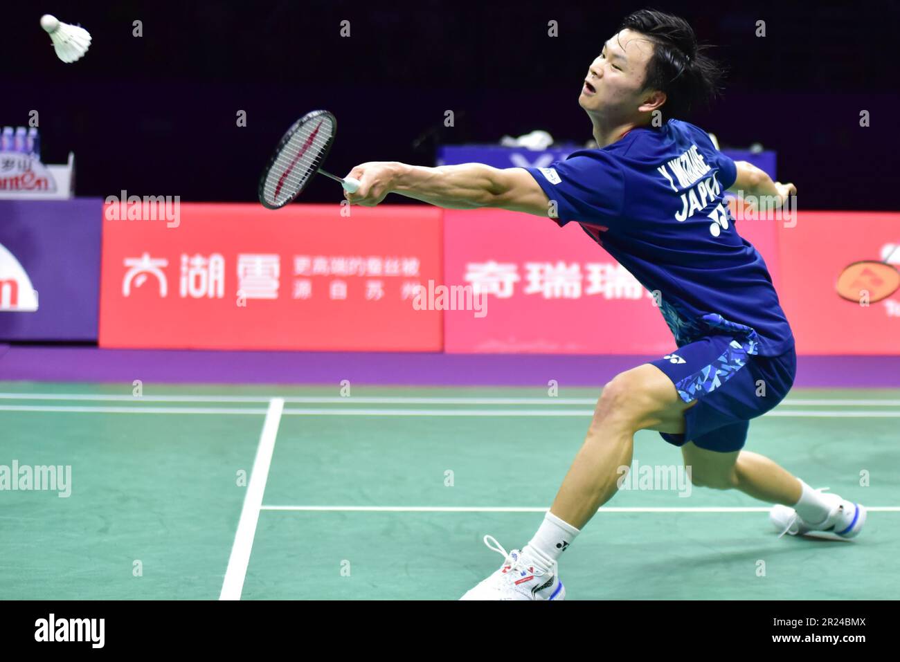 SUZHOU, CINA - 17 MAGGIO 2023 - IL Giappone DI WATANABE YUTA e HIGASHINO ARISA gareggiano nelle finali di TotalEnergies BWF SUDIRMAN CUP 2023 tra il Giappone e il Giappone Foto Stock