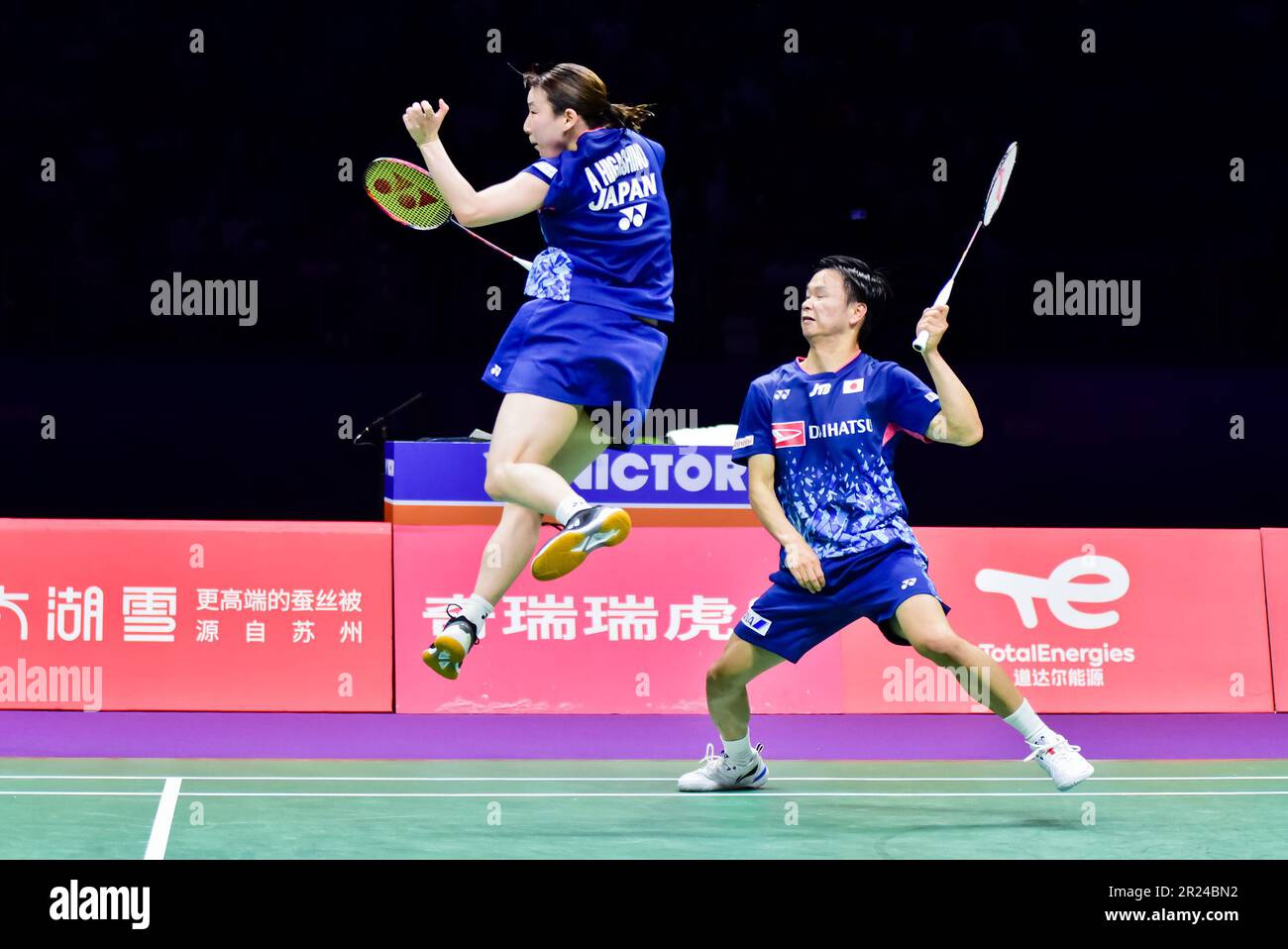 SUZHOU, CINA - 17 MAGGIO 2023 - IL Giappone DI WATANABE YUTA e HIGASHINO ARISA gareggiano nelle finali di TotalEnergies BWF SUDIRMAN CUP 2023 tra il Giappone e il Giappone Foto Stock