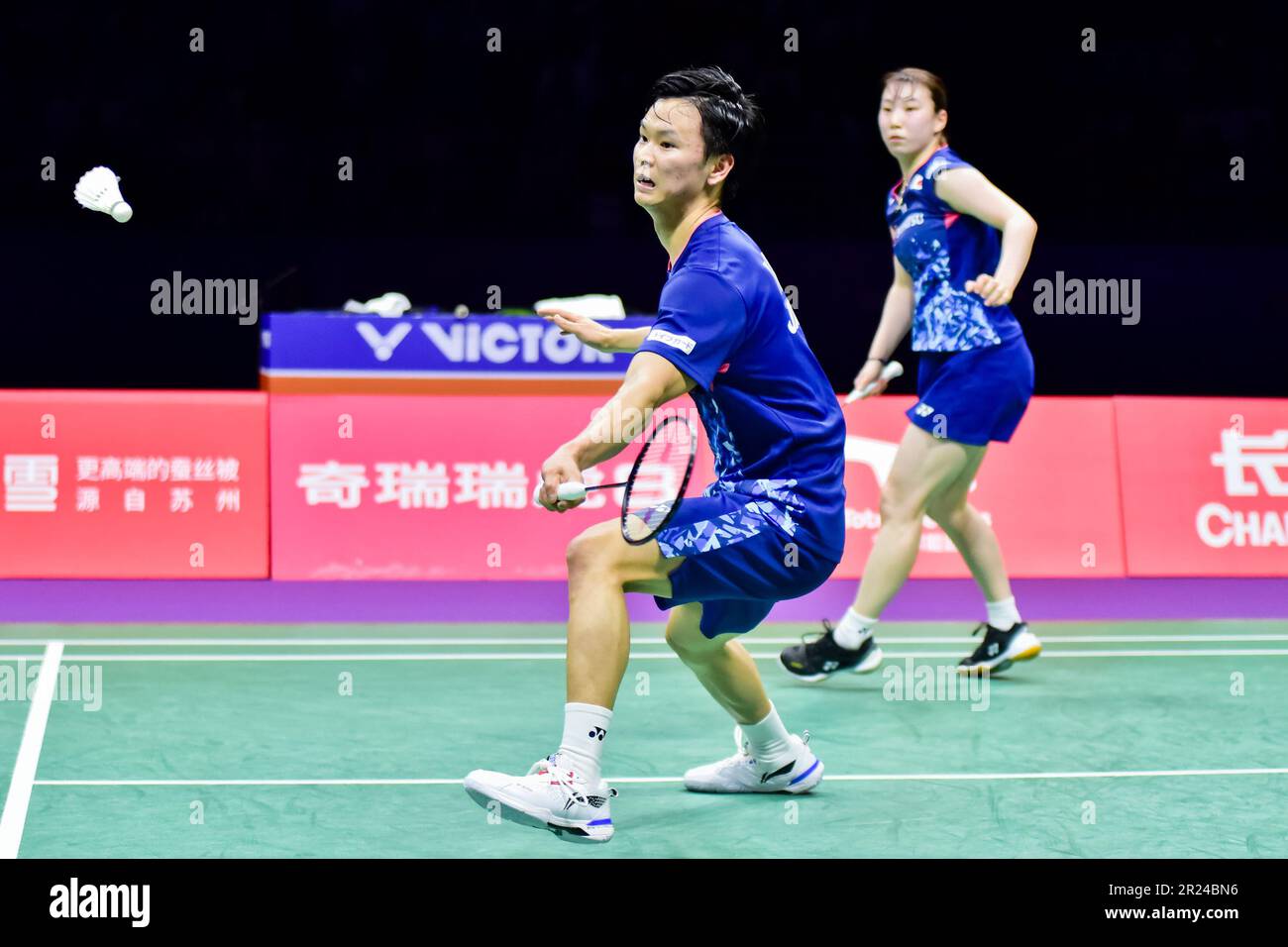 SUZHOU, CINA - 17 MAGGIO 2023 - IL Giappone DI WATANABE YUTA e HIGASHINO ARISA gareggiano nelle finali di TotalEnergies BWF SUDIRMAN CUP 2023 tra il Giappone e il Giappone Foto Stock