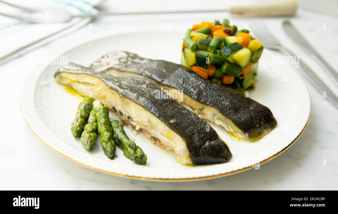 Piatto di rombo di prima qualità cotto al forno con verdure in un ristorante di lusso. Foto Stock