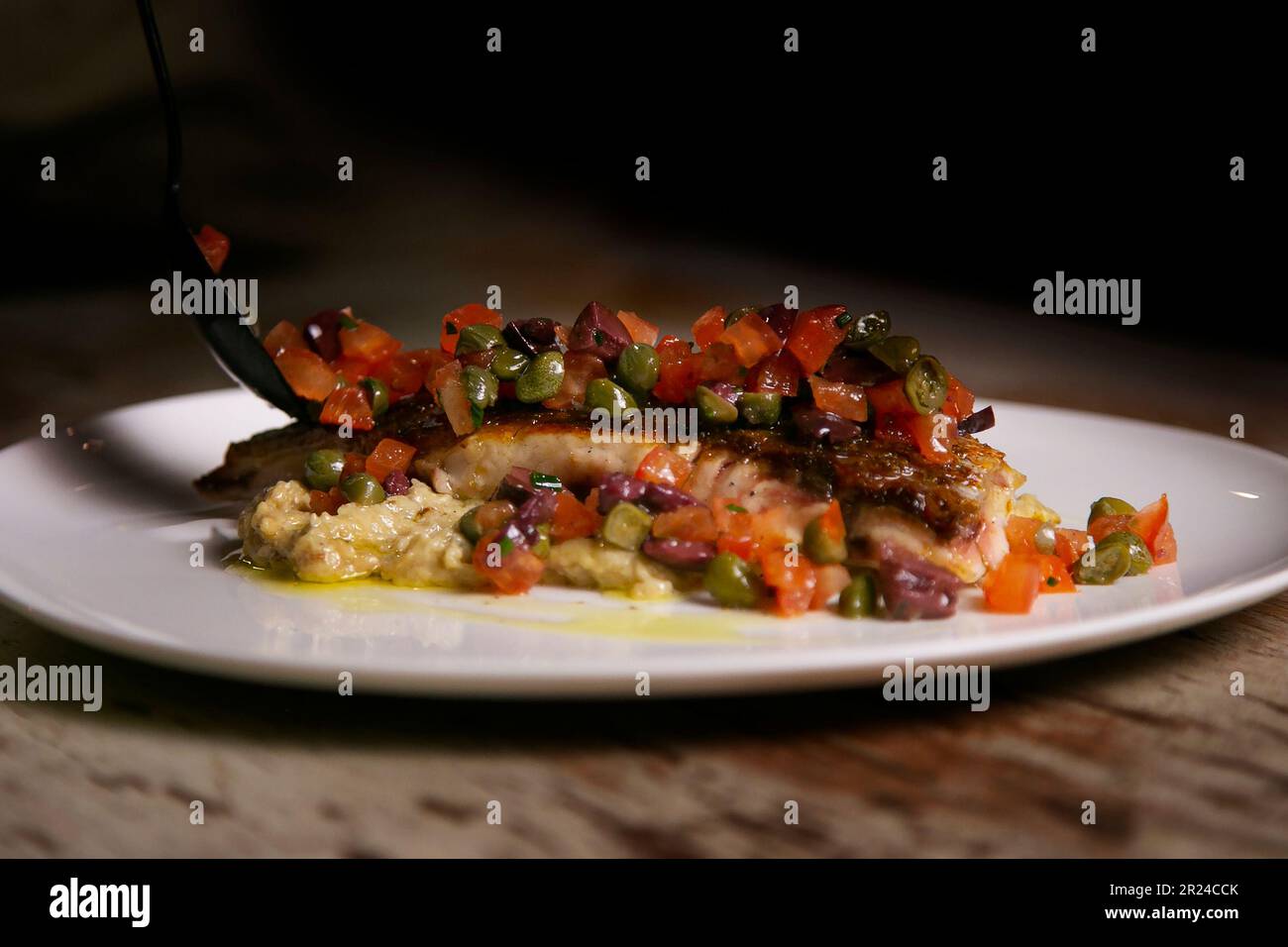 Piatto di rombo di prima qualità cotto al forno con verdure in un ristorante di lusso. Foto Stock
