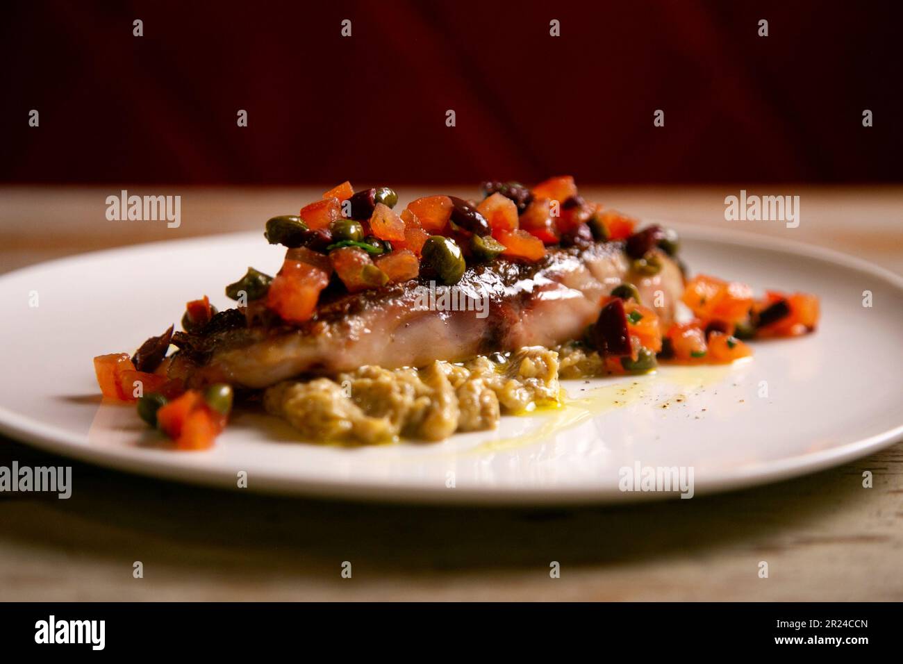 Piatto di rombo di prima qualità cotto al forno con verdure in un ristorante di lusso. Foto Stock
