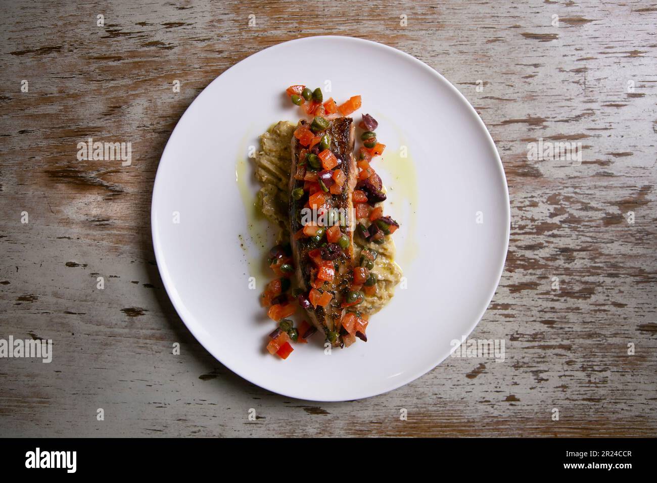 Piatto di rombo di prima qualità cotto al forno con verdure in un ristorante di lusso. Foto Stock