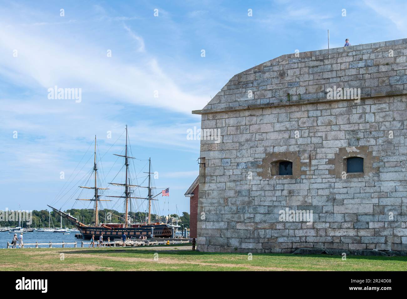 Newport, RI, USA-Settembre 2023; Vista di parte delle mura dell'ex fortificazione costiera dell'esercito degli Stati Uniti Fort Adams nel Fort Adams state Park Foto Stock