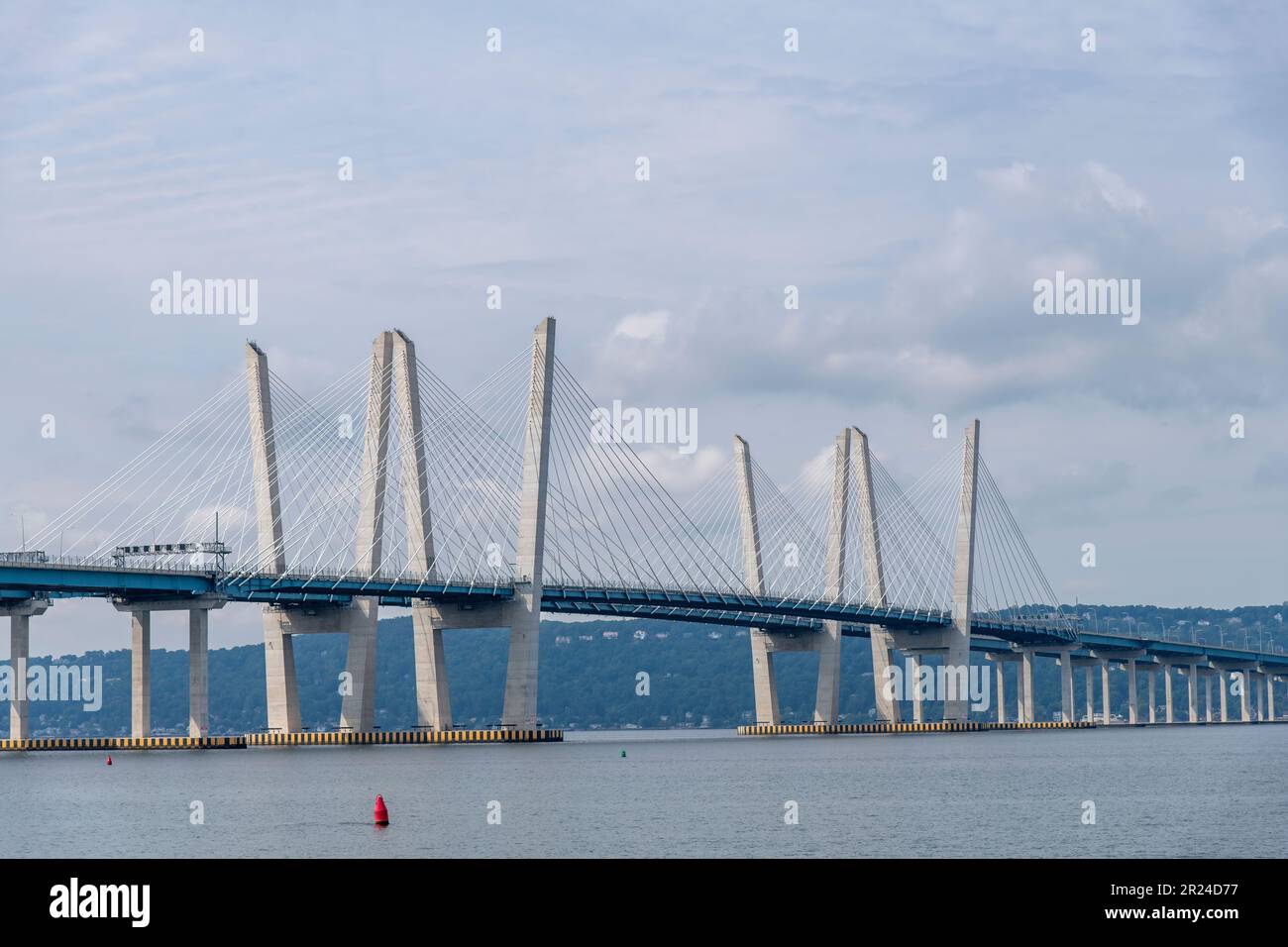 Tarrytown, NY, USA-Settembre 2022; vista panoramica sul fiume Hudson verso il ponte Tappan Zee con due cavi Foto Stock