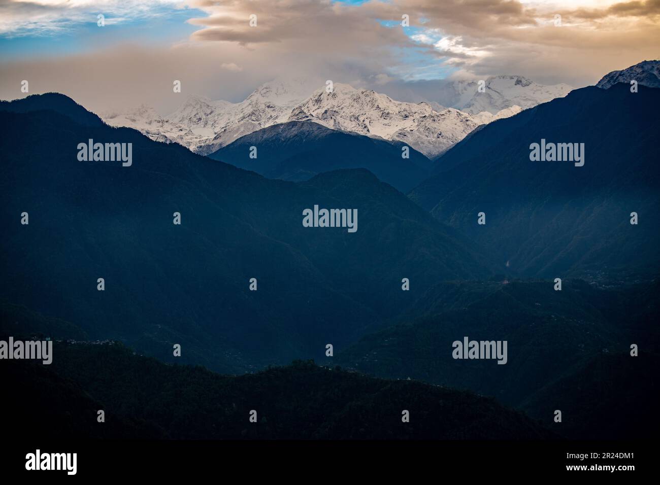 Una splendida vista aerea di una maestosa catena montuosa di Kanchenjunga dal belling Foto Stock