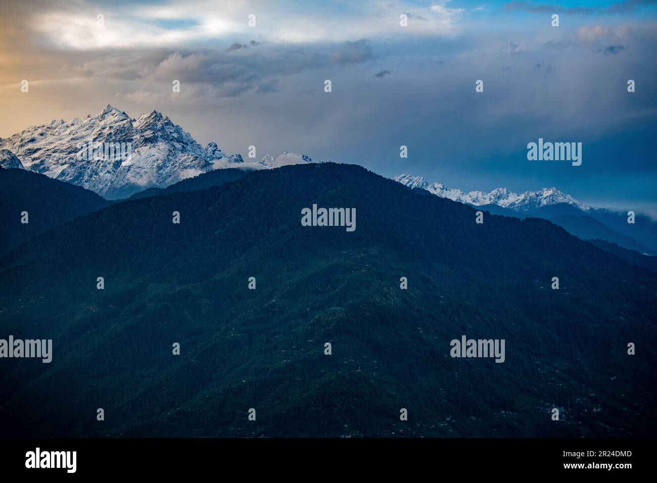 Una splendida vista aerea di una maestosa catena montuosa di Kanchenjunga dal belling Foto Stock