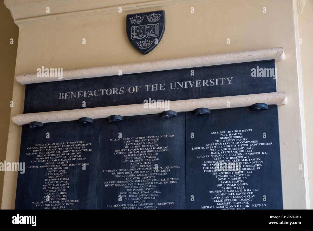 Oxford, Regno Unito, 17th maggio 2023. L'Università di Oxford sta rimuovendo il nome Sackler dai suoi edifici e posti accademici, ma conservandolo sulla targa che elenca benefattori dell'Università sotto l'arco del Clarendon Building in Broad Street per mantenere la precisione storica. La famiglia Sackler è un donatore su larga scala della Oxford University, ma è stata collegata alla crisi degli oppioidi che ha colpito gli Stati Uniti, che ha causato migliaia di vittime. Il nome di Mortimer D Sackler è a 11th riga dalla parte superiore della colonna di destra in questa immagine. Credit: Martin Anderson/Alamy Live News. Foto Stock