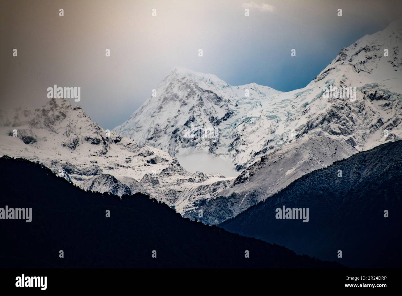 Una splendida vista aerea di una maestosa catena montuosa di Kanchenjunga da Peling Foto Stock