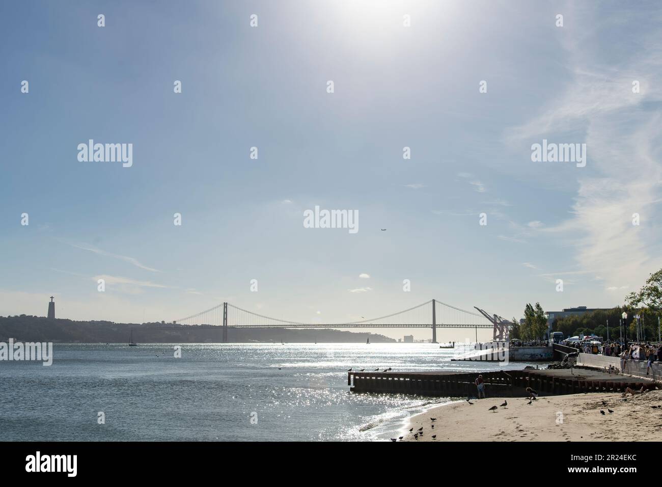 Lisbona, Portogallo-Ottobre 2022; Vista dal molo sul lungomare della storica Piazza Praha do Comércio con vista sul fiume Tago verso Ponte 25 de Abril Foto Stock