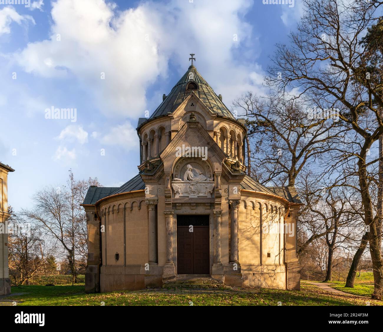 La Chiesa del Parco del Castello e la Cappella a Doboz, Ungheria, sono siti storici. Annidate nel pittoresco Parco del Castello, queste mostre architettoniche sono Foto Stock