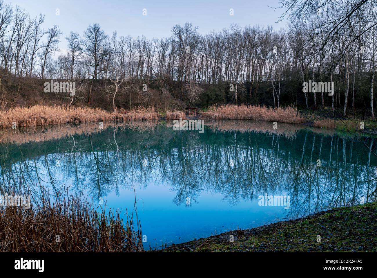 Lago cratere del villaggio di Nagyhegyes. Questo è un lago non naturale è stato creato da un incidente di estrazione di gas naturale. C'è un'attrazione turistica e il pesce Foto Stock