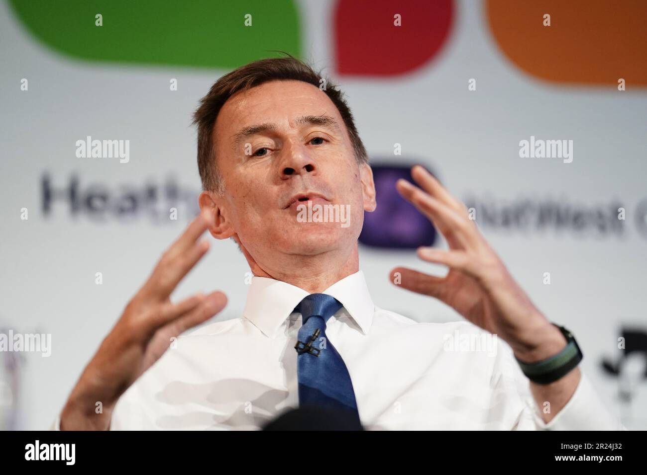 Il Cancelliere dello scacchiere Jeremy Hunt intervenendo durante la conferenza annuale globale delle Camere di Commercio britanniche, al QEII Centre, Londra. Data immagine: Mercoledì 17 maggio 2023. Foto Stock