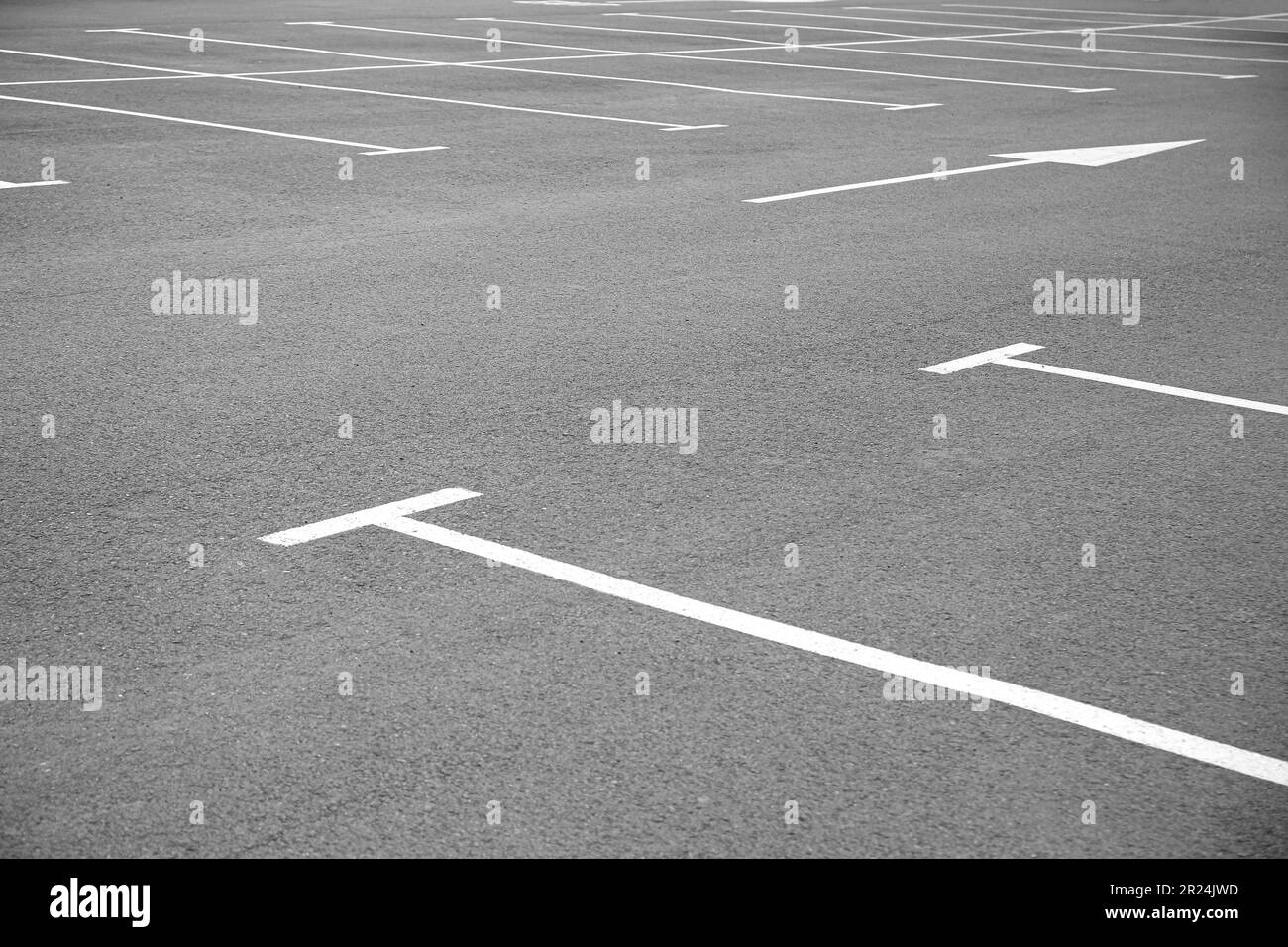 Parcheggi verniciati di bianco e frecce su asfalto all'aperto Foto Stock