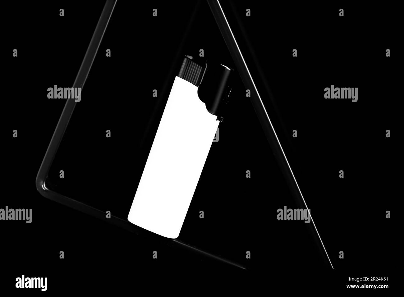 Presentazione elegante di un piccolo accendino tascabile su sfondo nero Foto Stock