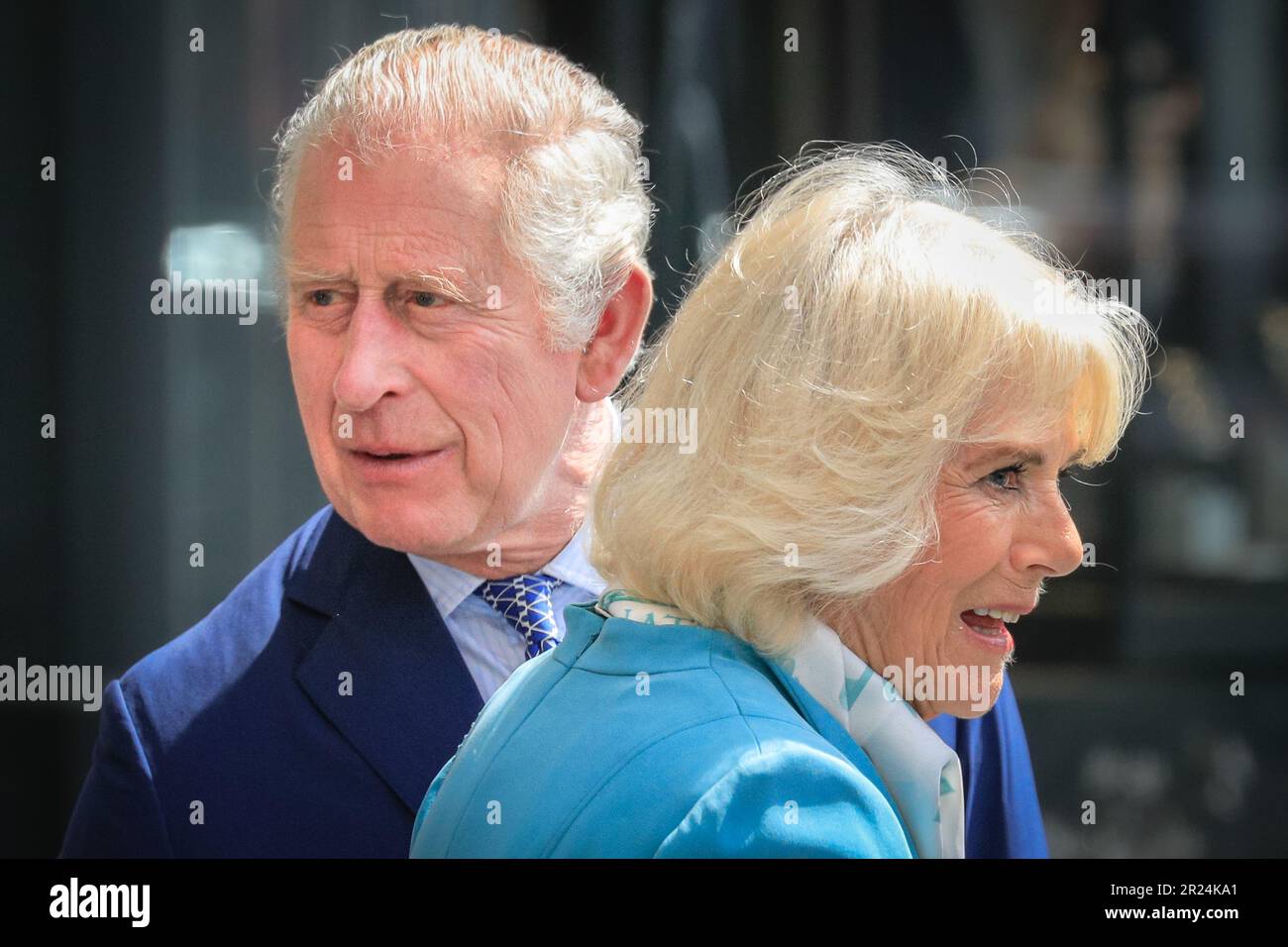 Londra, Regno Unito. 17th maggio, 2023. Le loro Maestà camminano lungo la piazza per incontrare il pubblico prima di salutare gli artisti e il personale al Teatro dell'Opera reale. Il Re e la Regina visitano Covent Garden. Visitano per la prima volta la Chiesa di San Paolo (la Chiesa degli attori), che celebra il suo 390th° anniversario, e incontrano i gruppi della comunità. Più tardi fanno una passeggiata intorno al famoso mercato della Mela di Covent Garden, chiacchierando con i proprietari delle bancarelle. Le loro Maestà proseguono quindi per la Royal Opera House per incontrare artisti ROH e studenti della Royal Ballet School. Credit: Imageplotter/Alamy Live News Foto Stock