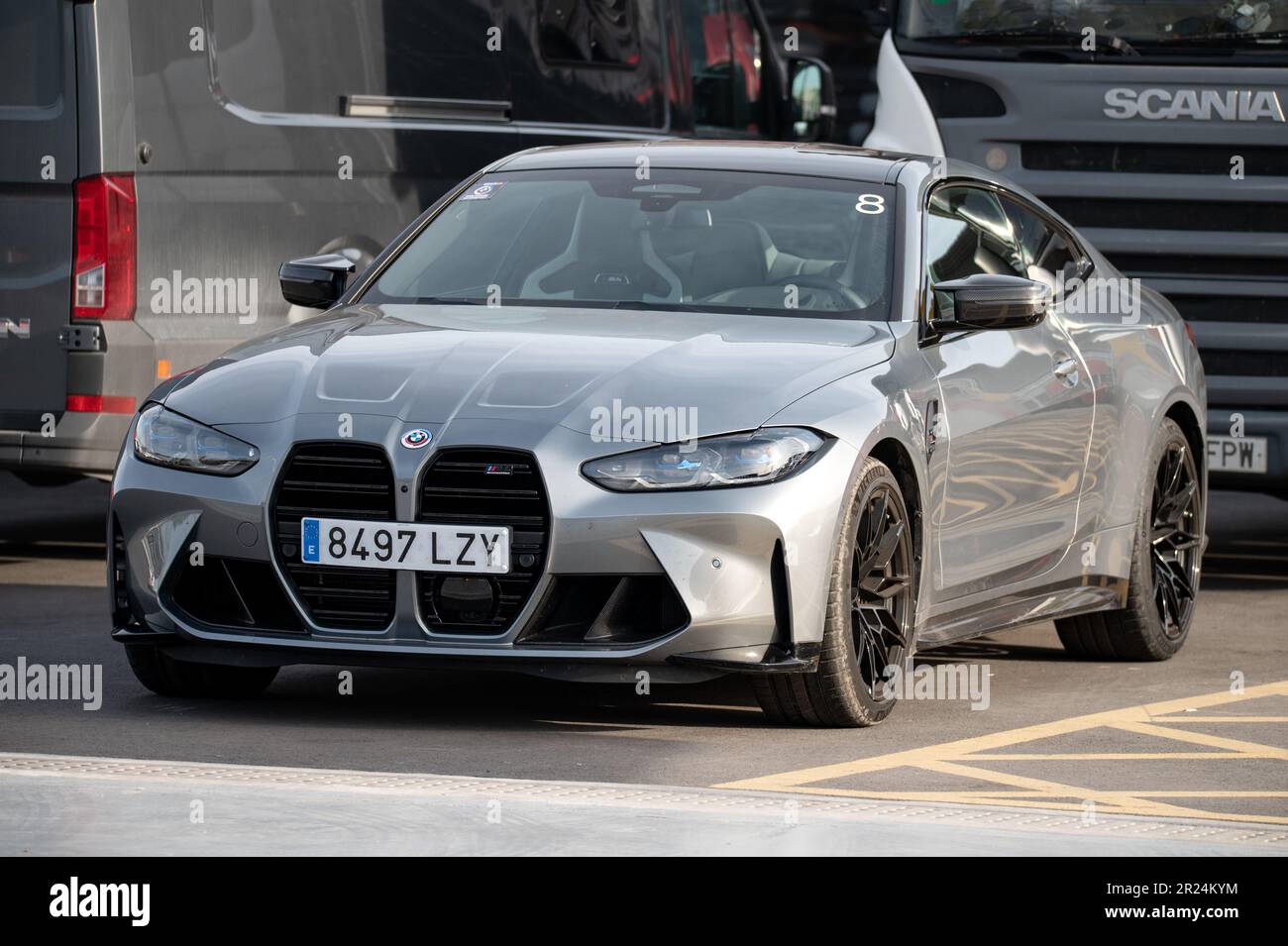 Dettaglio di una moderna BMW M4 di seconda generazione codice G82 G83 da 2001 in colore grigio Foto Stock