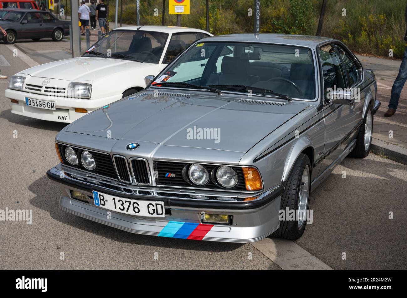 Vista frontale di una classica BMW E24 M6 M635 grigia in strada Foto Stock