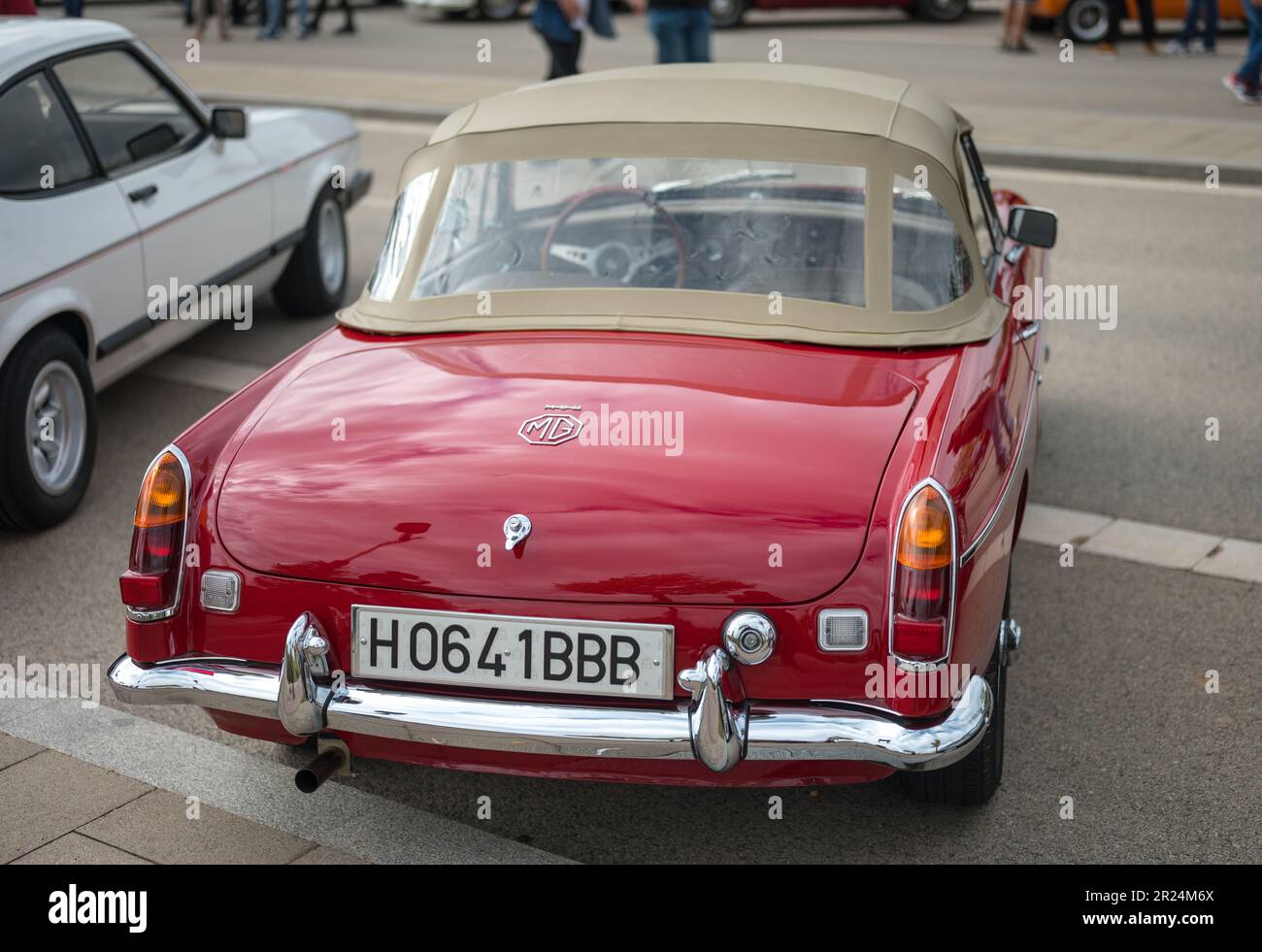 Particolare di una classica auto sportiva inglese, la MGB, MGB rosso Foto Stock