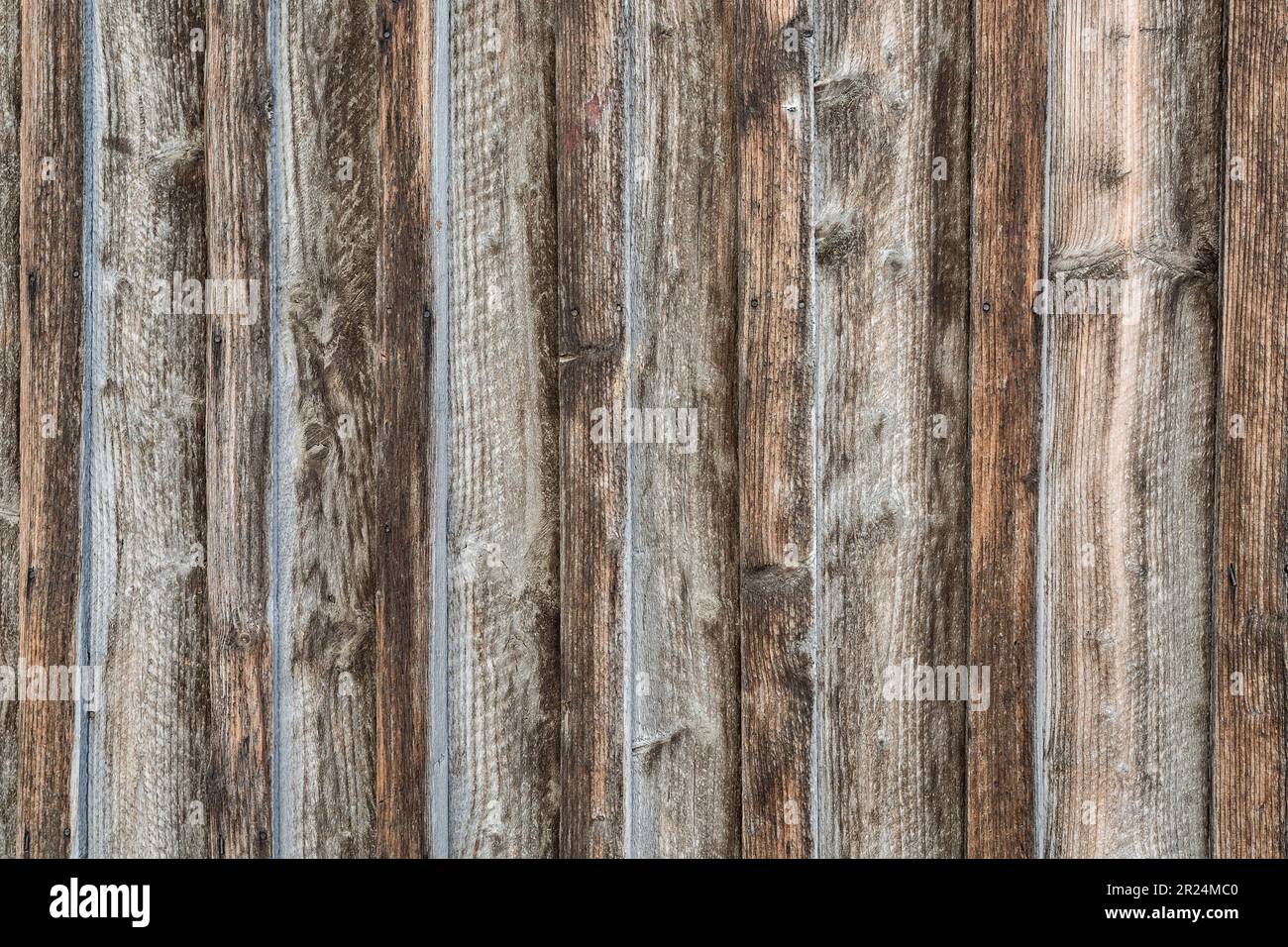 Tavole di legno invecchiato, di colore rossastro e biancastro indossate dal passare del tempo. Foto Stock