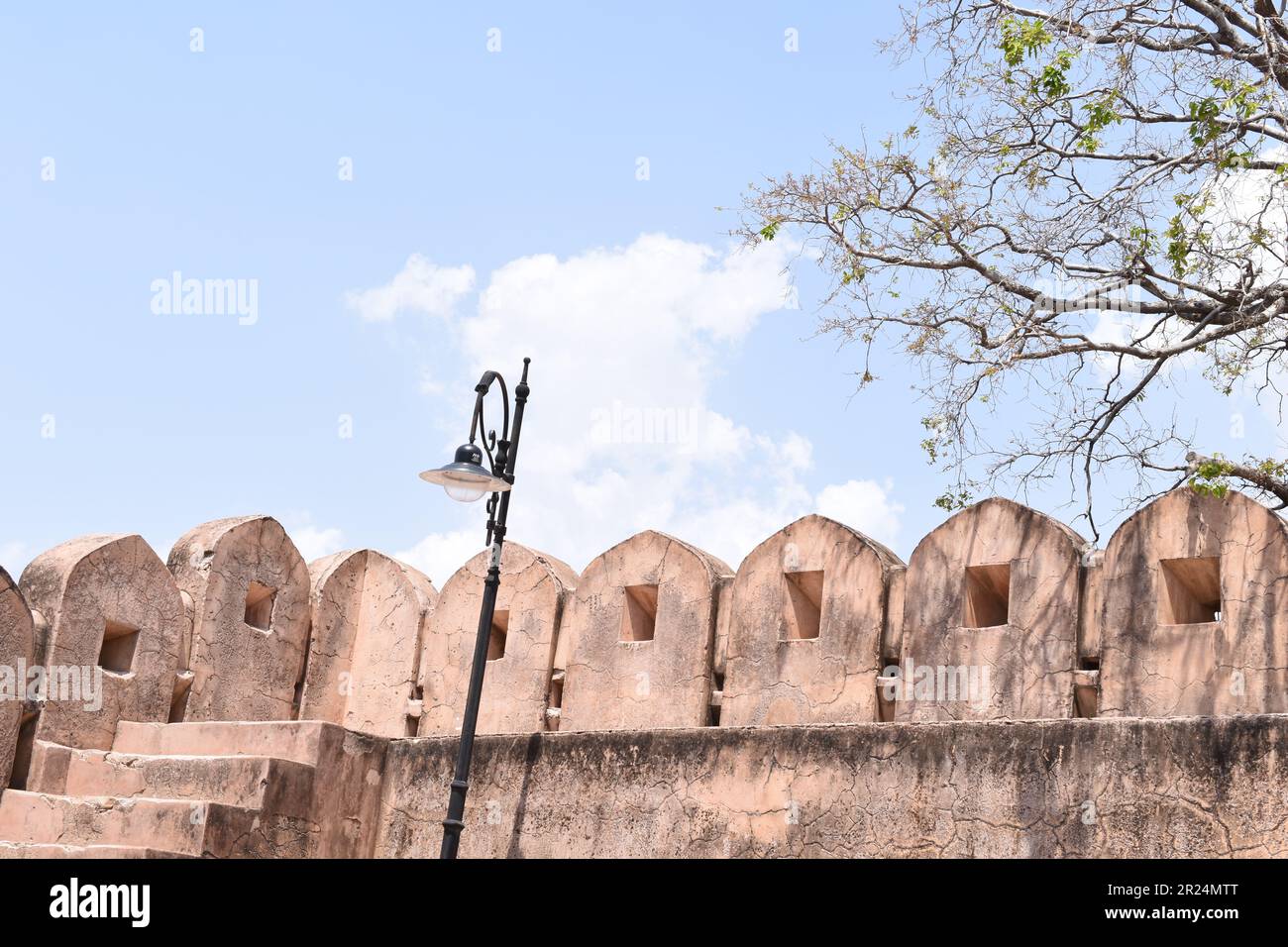 Vecchia parete del forte di Nahargarh con un palo della lampada installato negli ultimi anni. Foto Stock