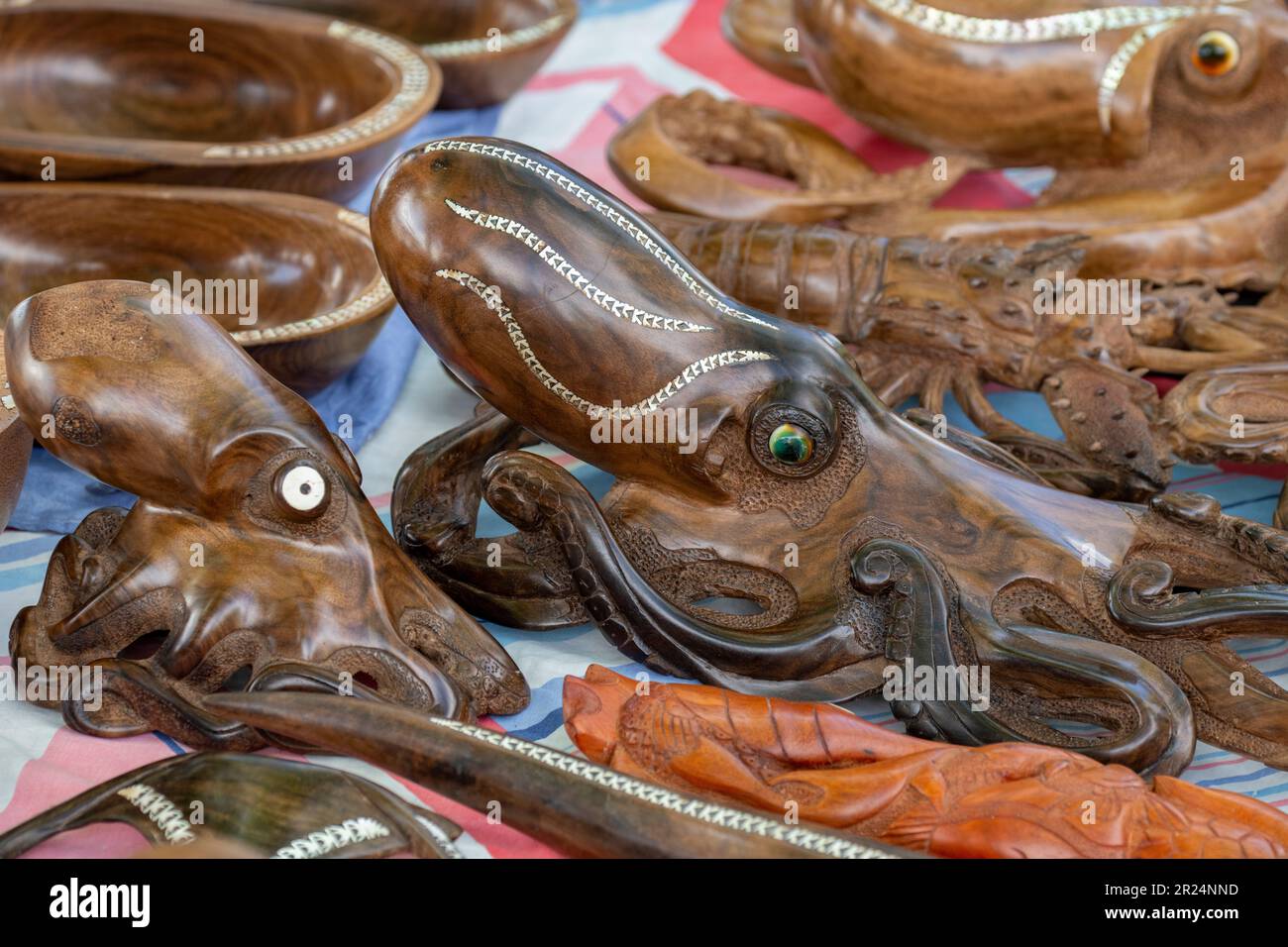 Isole della Nuova Georgia, Isole Salomone, Laguna di Marovo, Isola di Mbili, Villaggio di Mbili. Sculture in legno di prima classe con conchiglia intargiata. Foto Stock