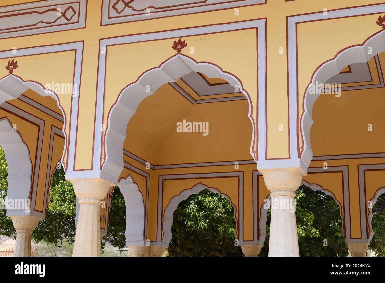 Un gazebo nel mezzo di Kanak Vrindavan giardino, Jaipur, India. Foto Stock