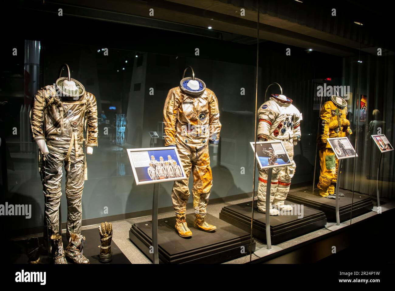 Huntsville USA 10 febbraio 2023: Le tute dell'astronauta negli Stati Uniti Space Rocket Center. Un museo che espone razzi, successi e manufatti degli Stati Uniti Foto Stock