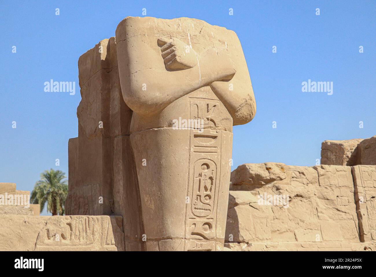 Antiche statue egiziane al tempio di Karnak a Luxor, Egitto Foto Stock