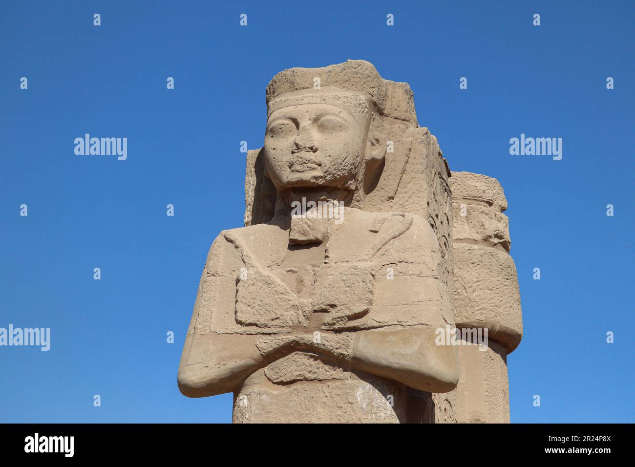 Antiche statue egiziane al tempio di Karnak a Luxor, Egitto Foto Stock