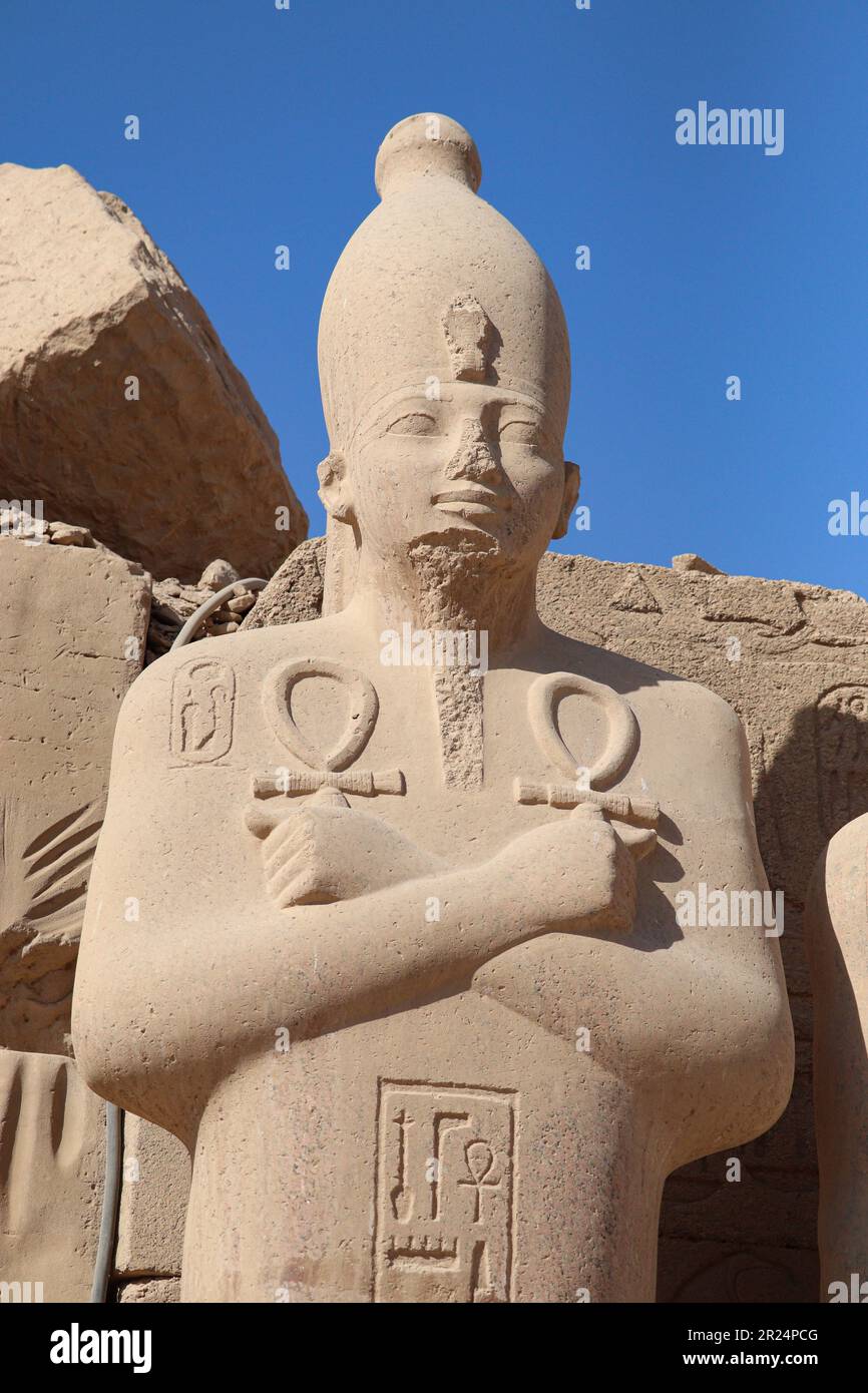 Antiche statue egiziane al tempio di Karnak a Luxor, Egitto Foto Stock