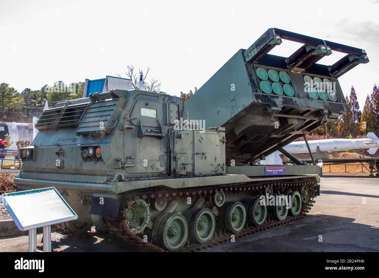 Huntsville USA 10 febbraio 2023: M270 multiple Launch Rocket System (M270 MLRS) negli Stati Uniti Space Rocket Center. Un corazzato sviluppato in America Foto Stock