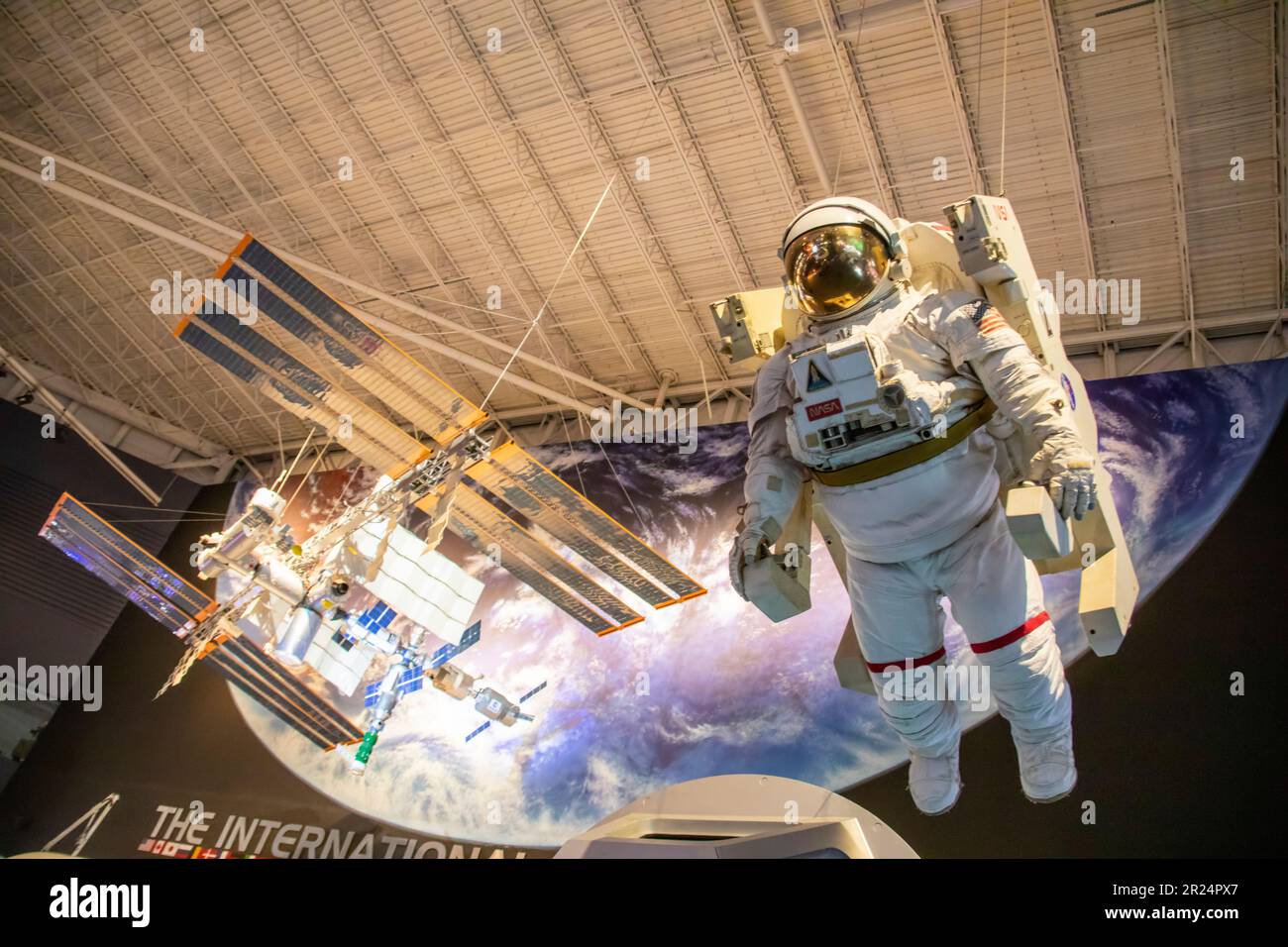 Houston USA 4 febbraio 2023: La stazione spaziale internazionale e il modello di astronauta nello Space Center Houston, la più grande stazione spaziale modulare della Terra bassa Foto Stock