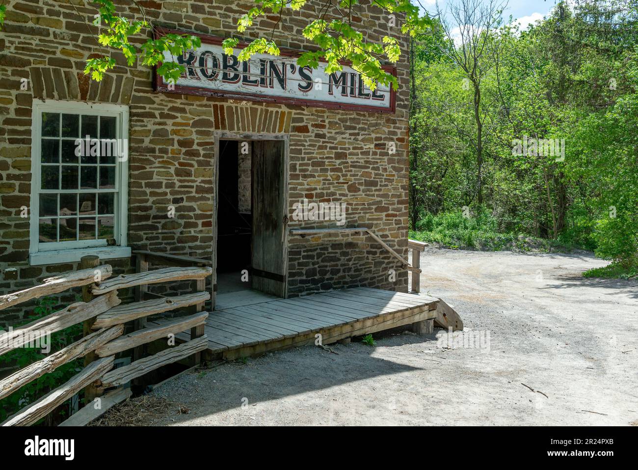 Toronto, ON, Canada – 15 maggio 2022: Visita l'edificio Poblin's Mill nel museo all'aperto Black Creek Pioneer Village di Toronto, Ontario Foto Stock