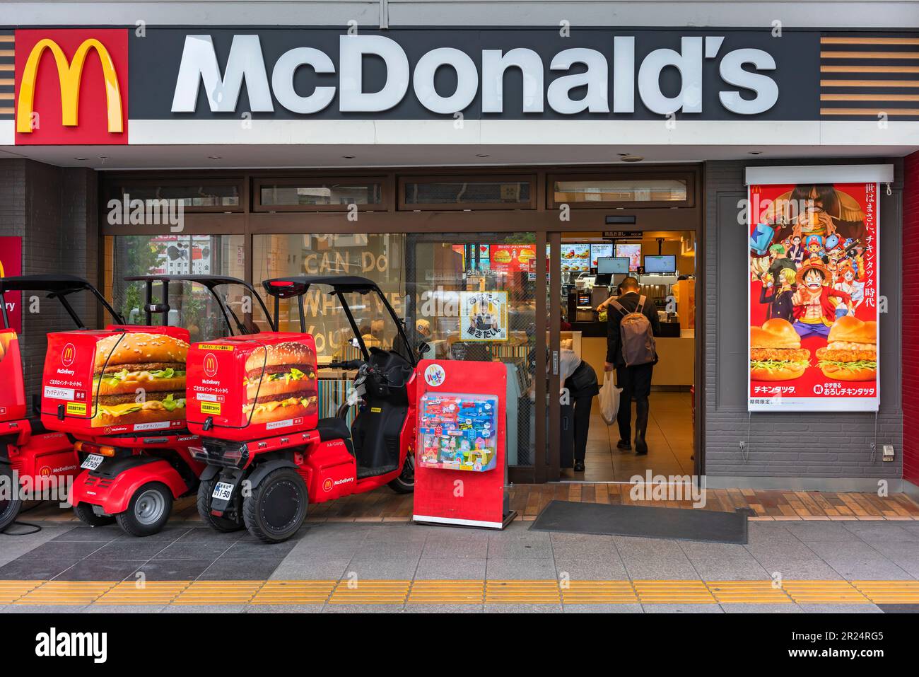 tokyo, giappone - aprile 11 2023: Motociclette a tre ruote giapponesi Honda Gyro Canopy utilizzate per McDelivery parcheggiate a McDonald's con un poster pubblicitario Foto Stock