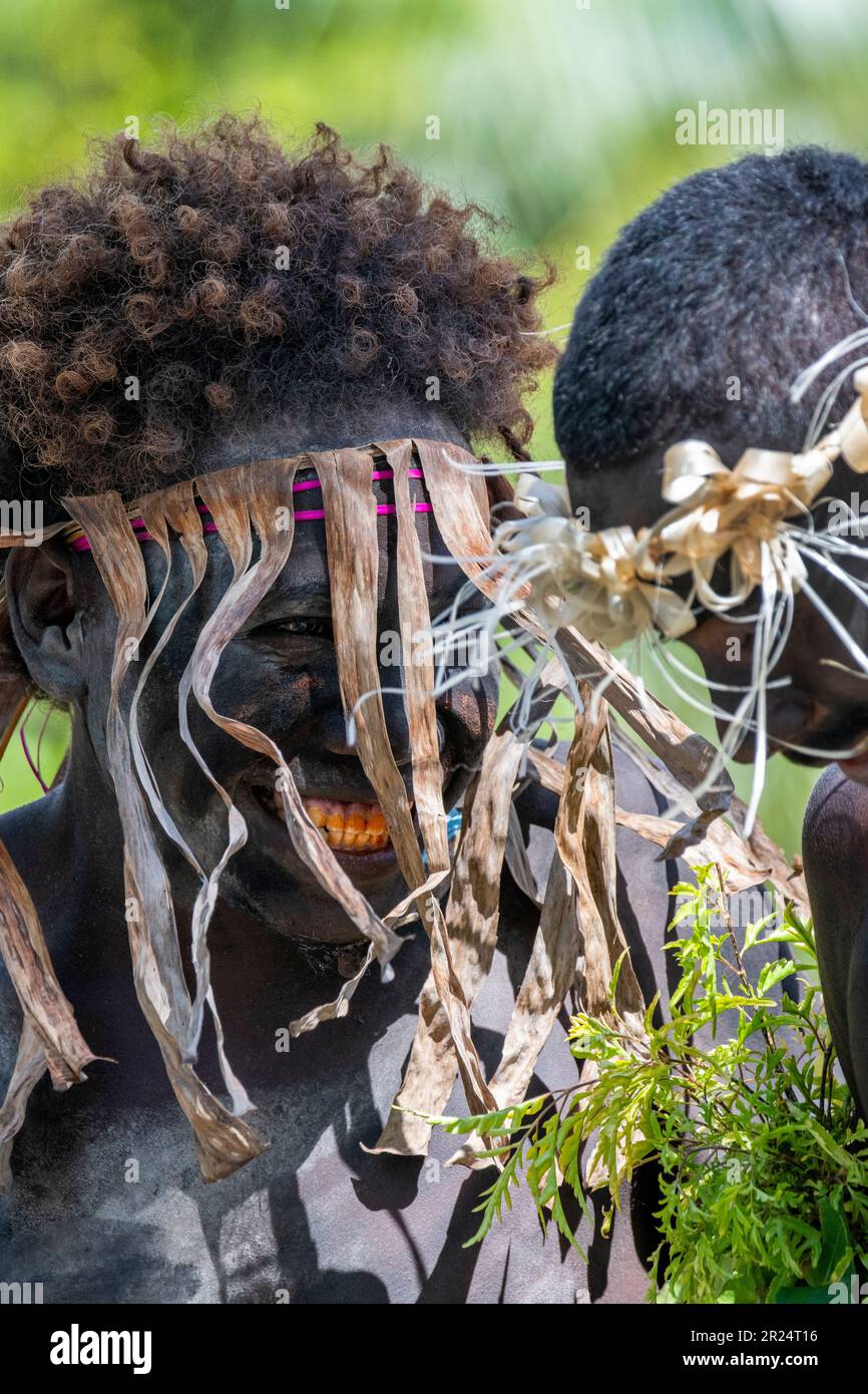 Isole della Nuova Georgia, Isole Salomone, Laguna di Marovo, Isola di Mbili, Villaggio di Mbili. Danza di benvenuto, danza guerriera eseguita da ragazzi e uomini del villaggio. Foto Stock