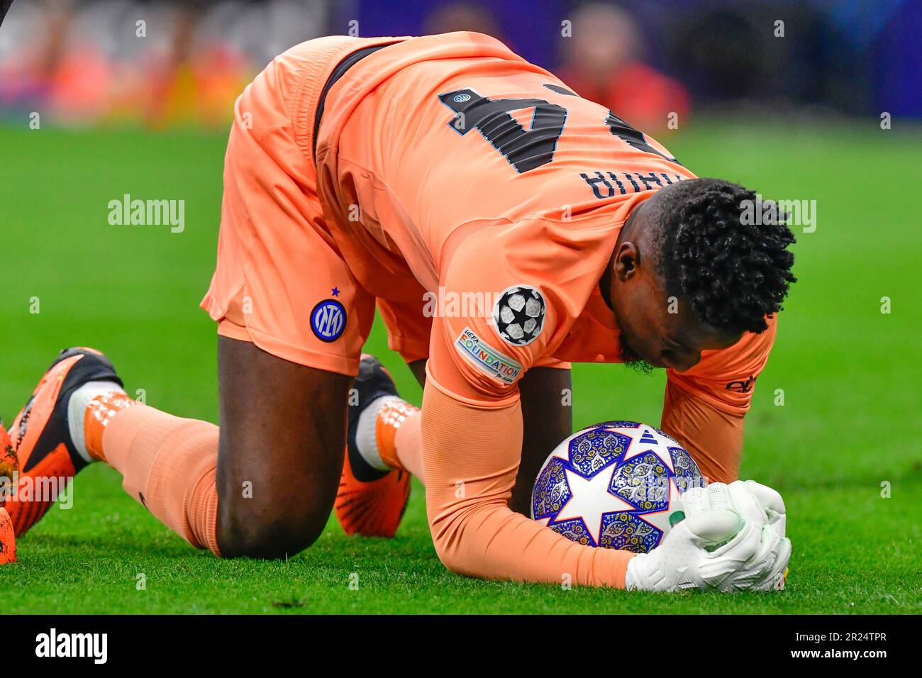 Milano, Italia. 16th maggio, 2023. Il portiere Andre Onana (24) dell'Inter visto durante la partita della UEFA Champions League tra l'Inter e l'AC Milan a Giuseppe Meazza a Milano. (Photo Credit: Gonzales Photo/Alamy Live News Foto Stock