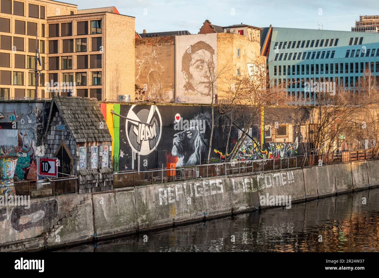 Blick von Schillingbruecke auf Spreeufer,Yaam Club, Friedrichshain, Berlino Foto Stock