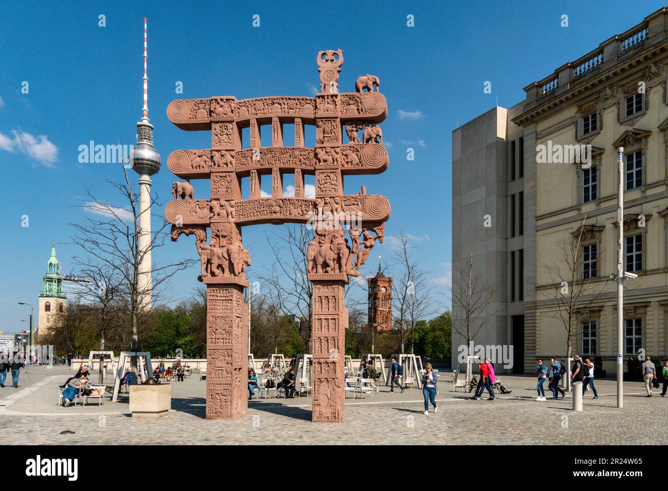 Nachbau des Altindisches Tor aus Sanchi vor dem Humboldt Forum a Berlino-Mitte. Das original des tores stammt aus dem ersten Jahrhundert unserer Zeitr Foto Stock