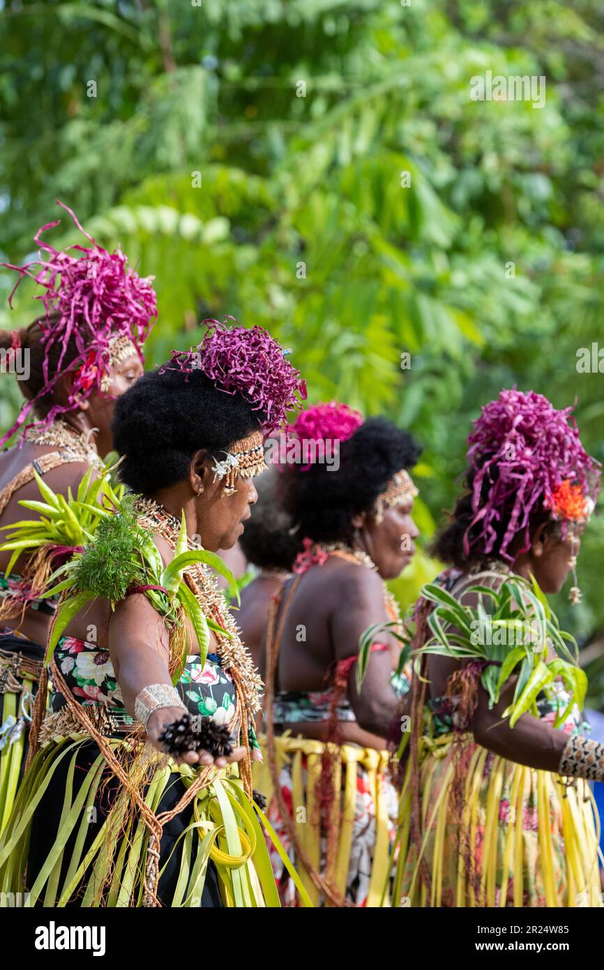 Isole Salomone, Santa Ana aka Owaraha, villaggio di Ghupuna. Tradizionale danza di benvenuto. Foto Stock