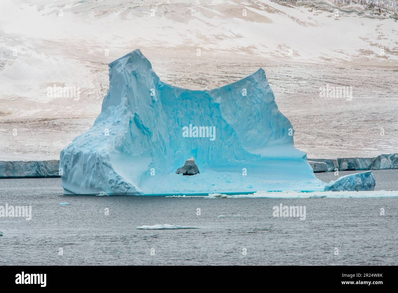 Brown Bluff, Antartide. Un enorme iceberg con un buco in essa vicino a Half Moon Island, Antartide. Foto Stock