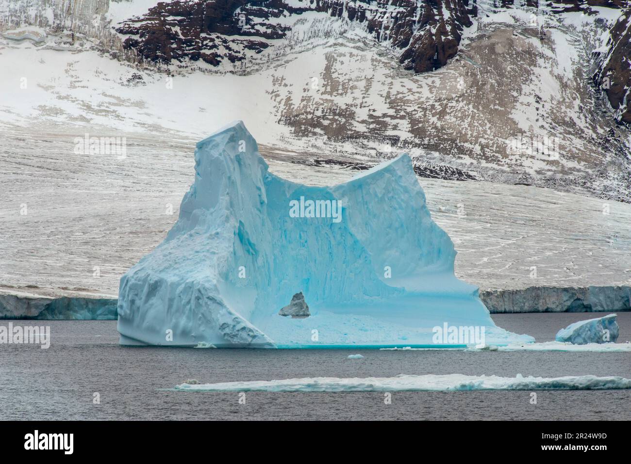Brown Bluff, Antartide. Un enorme iceberg con un buco in essa vicino a Half Moon Island, Antartide. Foto Stock