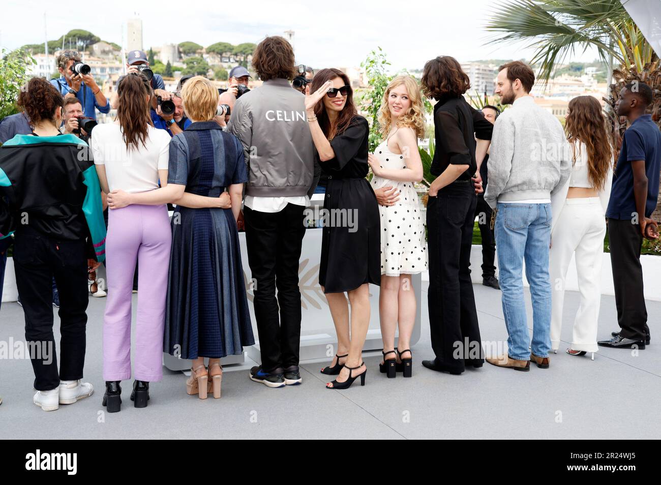 Cannes, Frankreich. 17th maggio, 2023. Nagaru, Nagaru, India Hair, Diego le Fur, Maiwenn, Pauline Pollmann, Thibault Bonenfant, Benjamin Lavernhe, Capucine Valmary und Djibril Djimo beim Photocall zum Kinofilm 'Jeanne du Barry' auf dem Festival de Cannes 2023/76. Internationale Filmfestspiele von Cannes am Palais des Festivals. Cannes, 17., 05,2023 Credit: Geisler-Fotopress GmbH/Alamy Live News Foto Stock